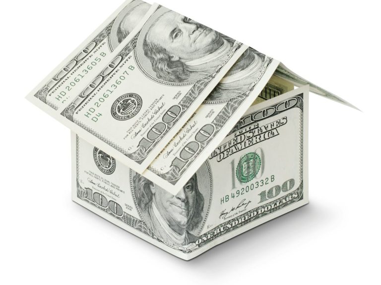 Casa hecha de billetes de dólar, simbolizando el mercado inmobiliario y la riqueza.